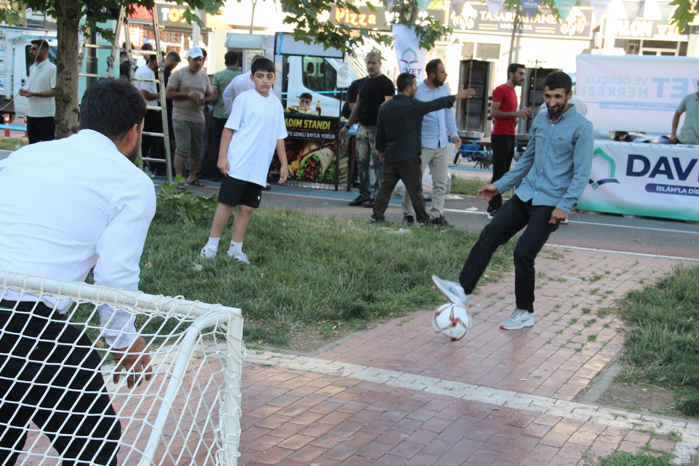 "İslam'la Diriliş, Gençlikle Yükseliş" temalı Gençlik Buluşması Batman'da coşkuyla gerçekleştirildi