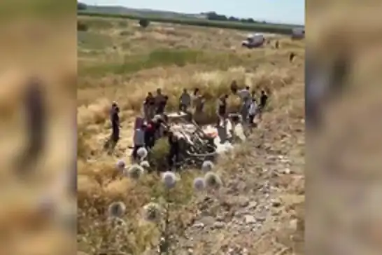 Şanlıurfa'da otomobil şarampole yuvarlandı: 1 ölü, 4 yaralı