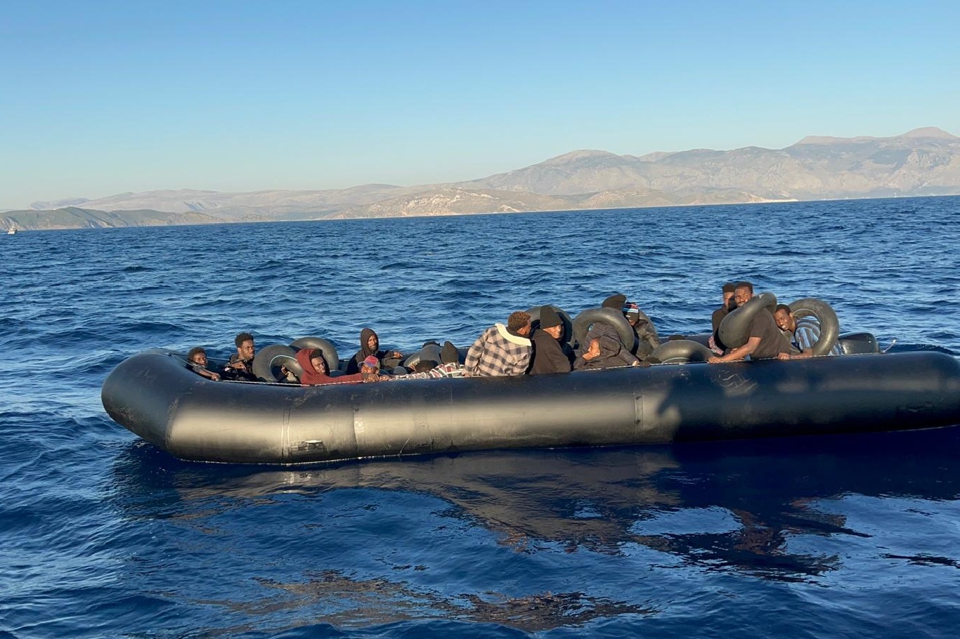 İzmir açıklarında 35 düzensiz göçmen kurtarıldı