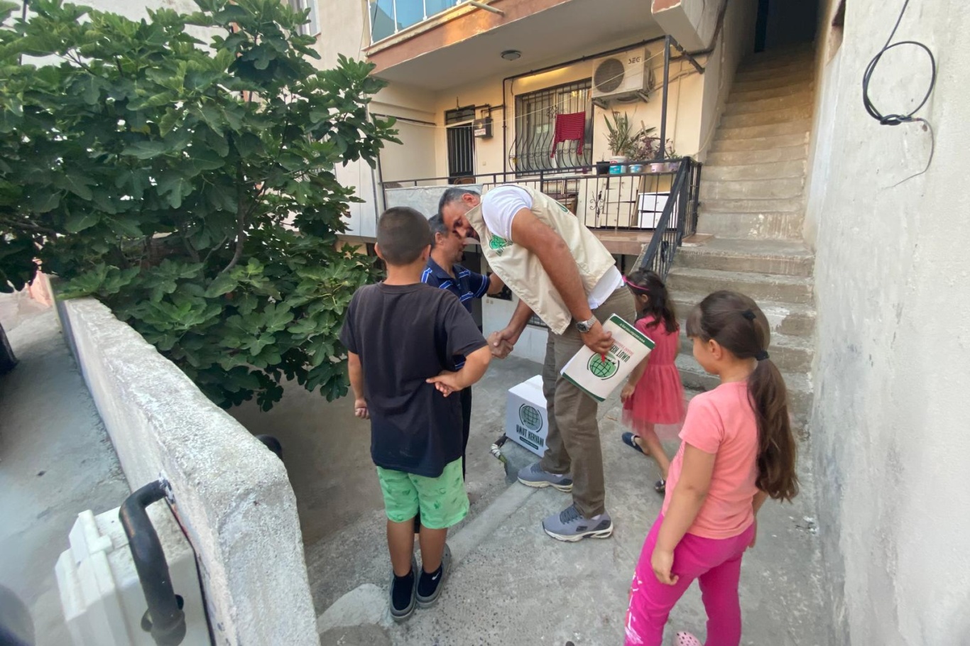 İzmir Umut Kervanı onlarca aileye gıda yardımında bulundu