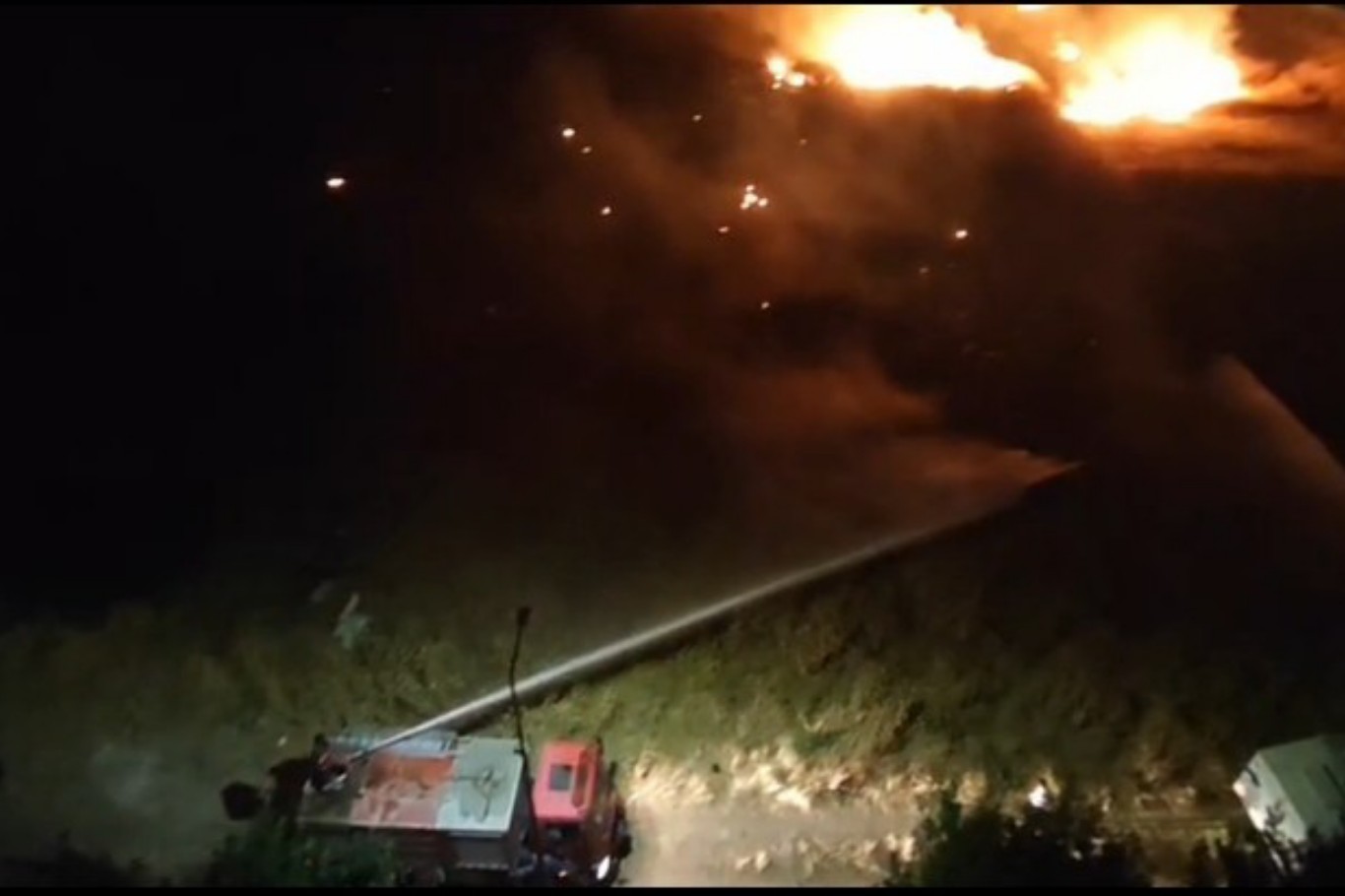 Mardin’de anız yangını sınır hattına sıçradı: itfaiye ve TOMA’lardan müdahale
