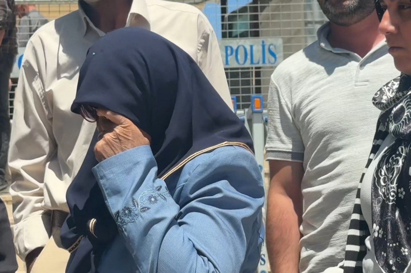 Evlerinde ölü bulunan ailenin davasında 2 sanığa tahliye kararı: Ailenin yakınları ve avukatlardan sert tepki
