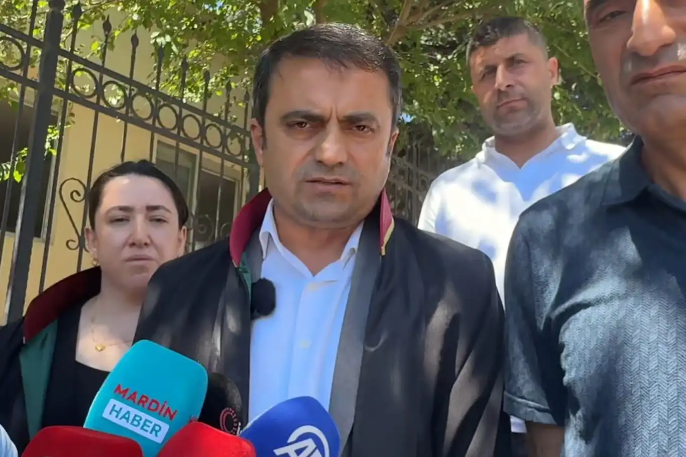 Evlerinde ölü bulunan ailenin davasında 2 sanığa tahliye kararı: Ailenin yakınları ve avukatlardan sert tepki
