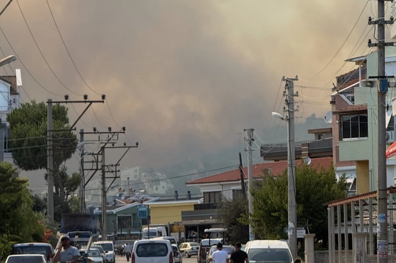 İzmir'deki orman yangını yerleşim yerlerine yaklaştı: Söndürme çalışmaları sürüyor