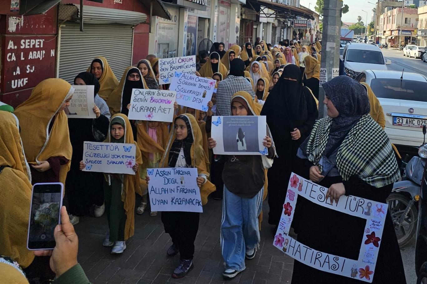 Tarsus'ta "Niyet ettim örtünmeye, Emrin başım üstüne" programı düzenlendi