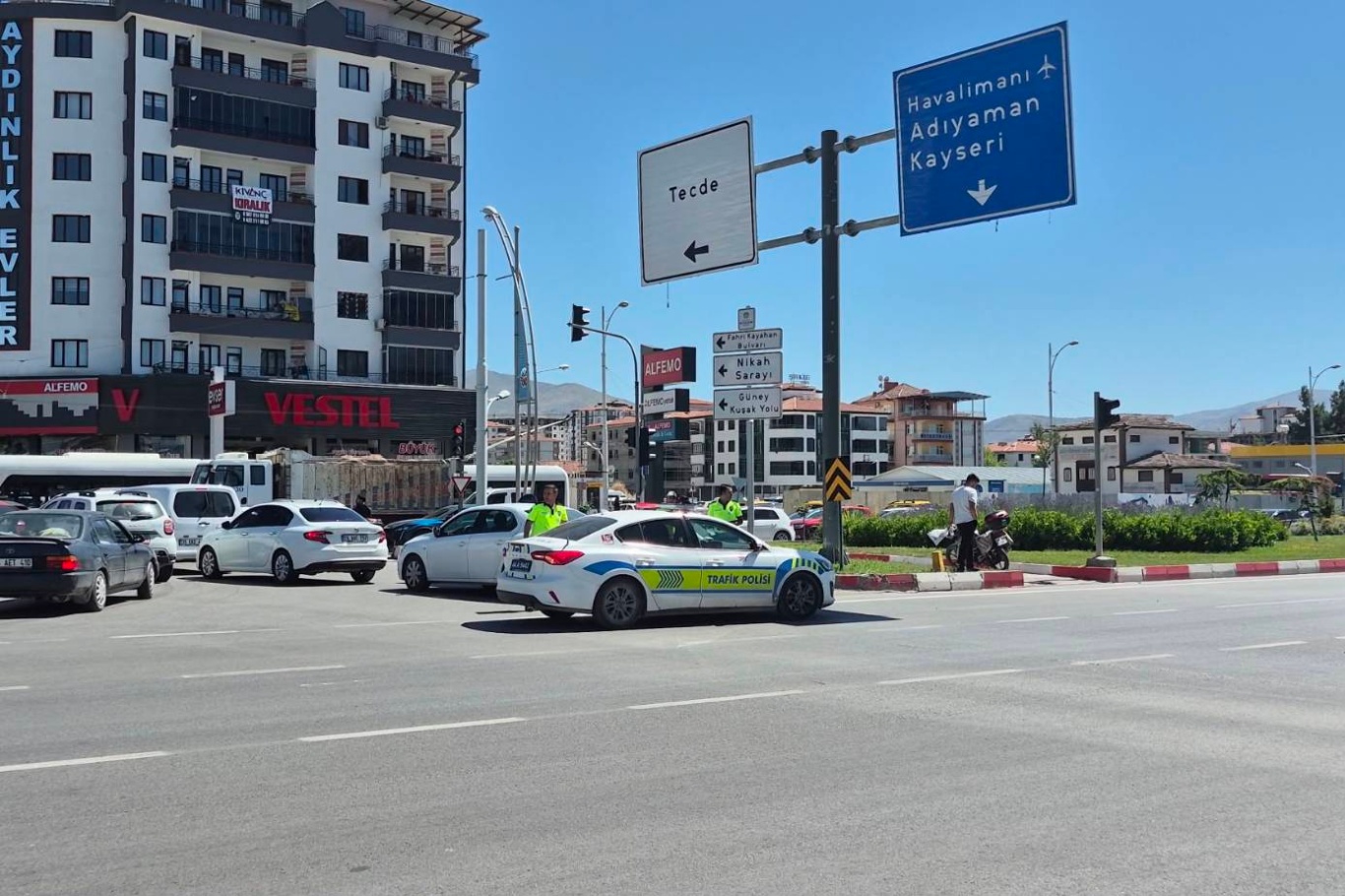Malatya'da polis aracı ile motosiklet çarpıştı: 1 yaralı