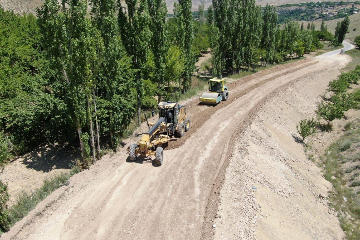 Balaban-Esenbey grup yolunda genişletme ve asfalt çalışmaları sürüyor