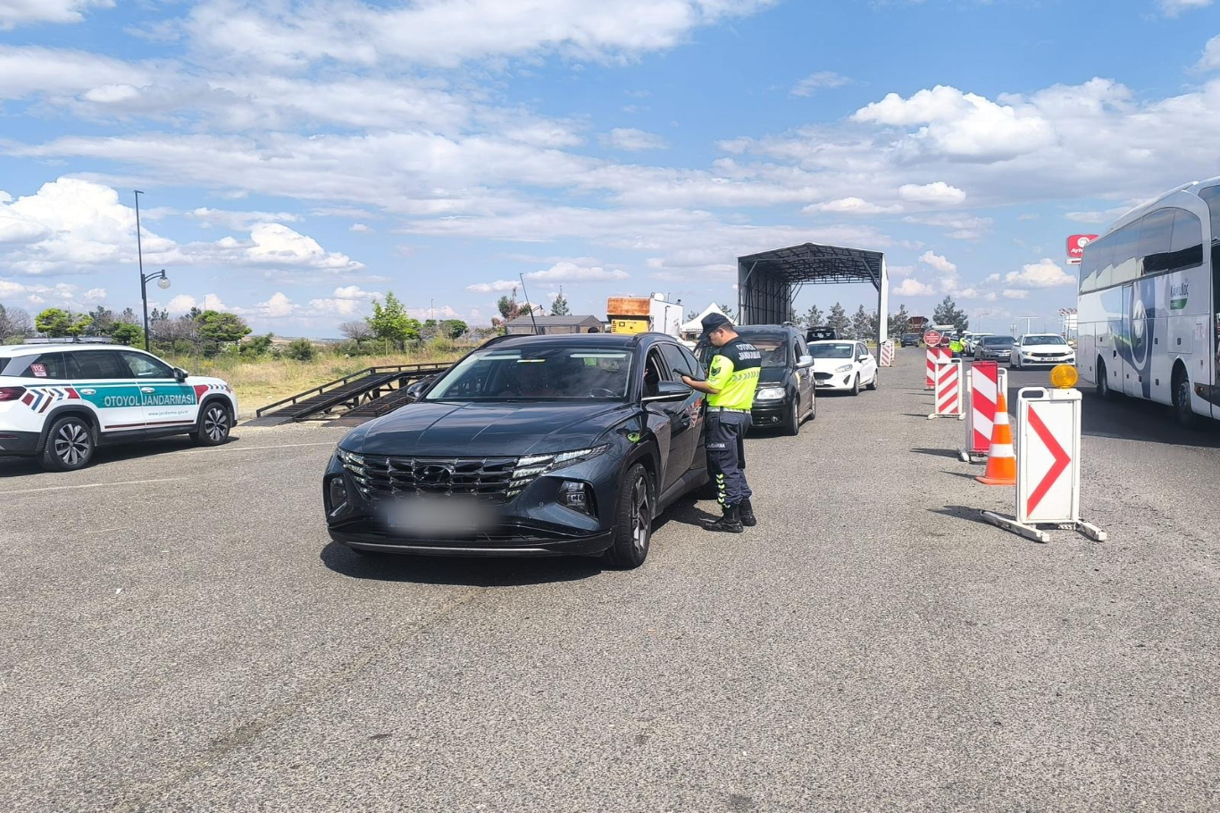 Gaziantep'te yol kontrol uygulaması: 74 aranan şahıs yakalandı