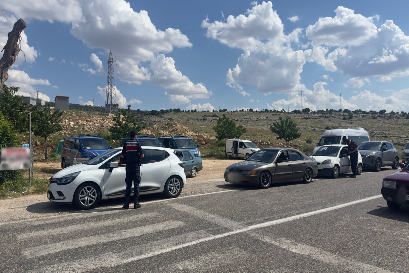 Gaziantep'te yol kontrol uygulaması: 74 aranan şahıs yakalandı