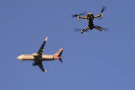 ABD'de inişe geçen yolcu uçağı drone ile çarpıştı