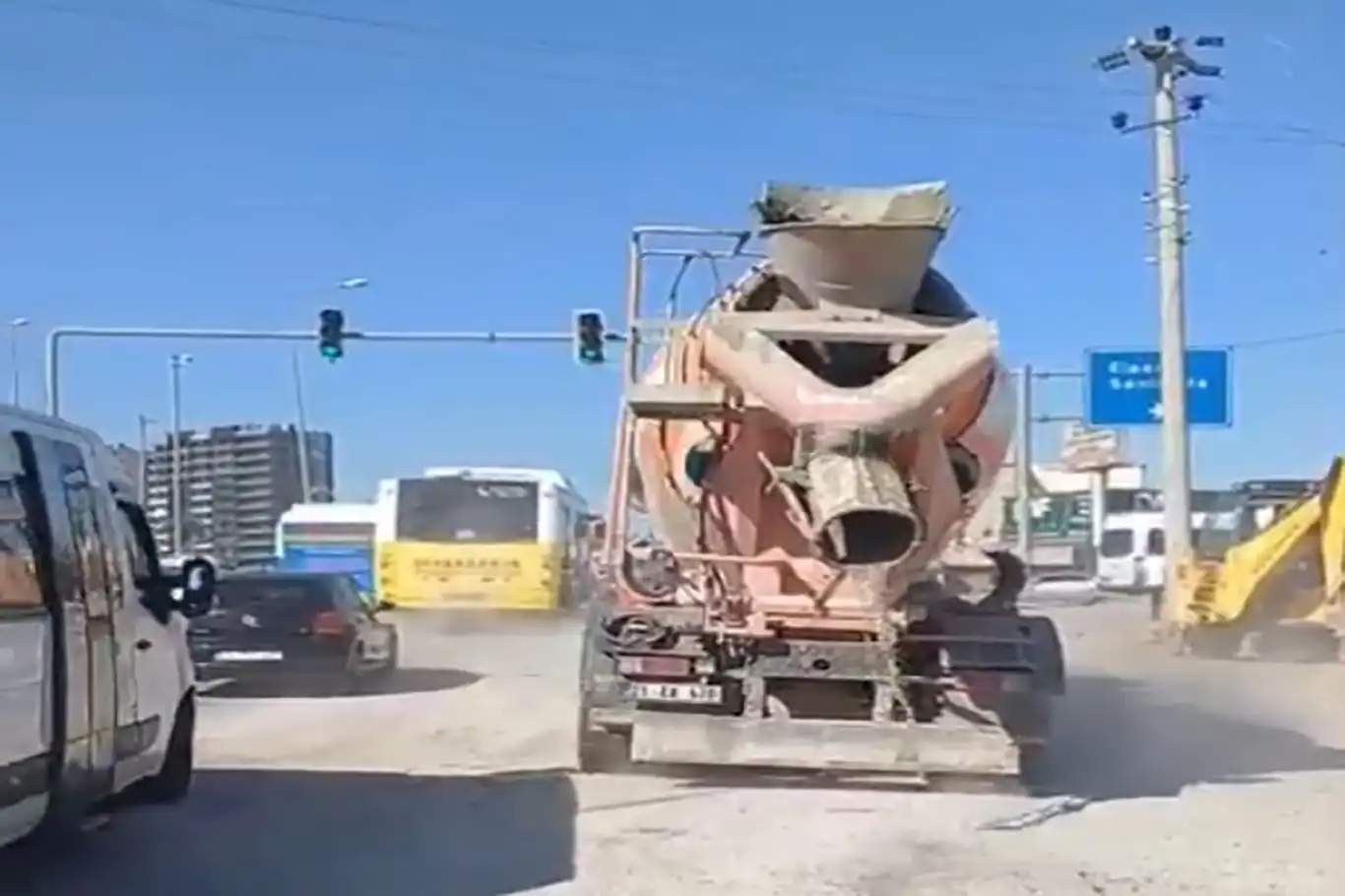 Diyarbakır'da beton mikseri seyir halindeyken yola çimento döktü