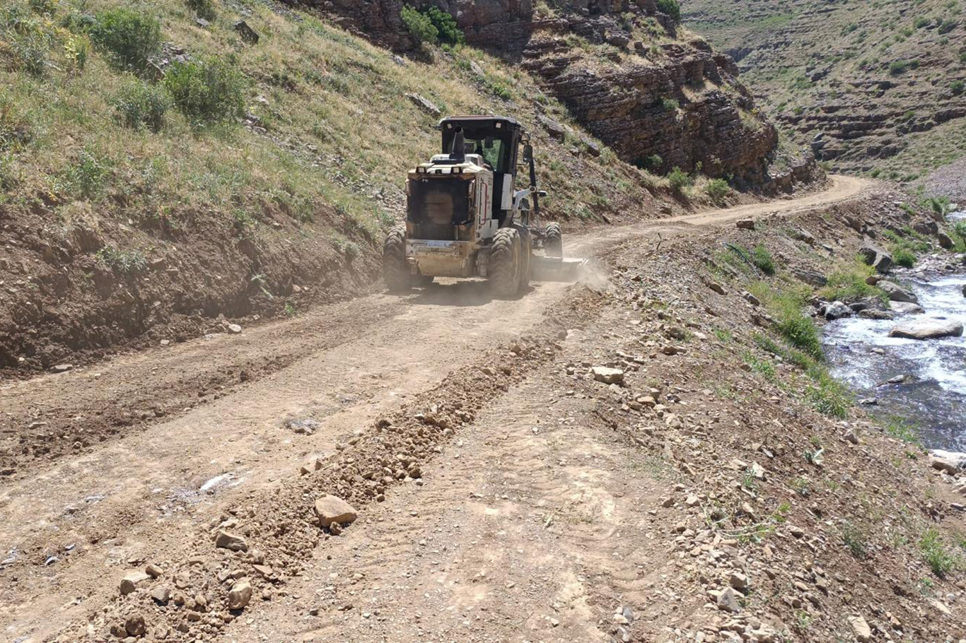 Şırnak'ta haziran ayında kar mesaisi: Yayla yolları temizleniyor