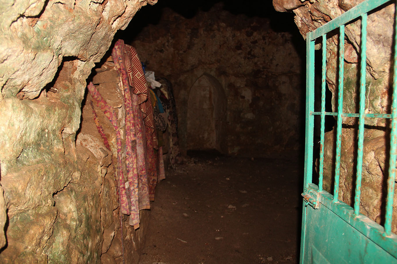 Asırlık cami ve türbe yok olma tehlikesiyle karşı karşıya