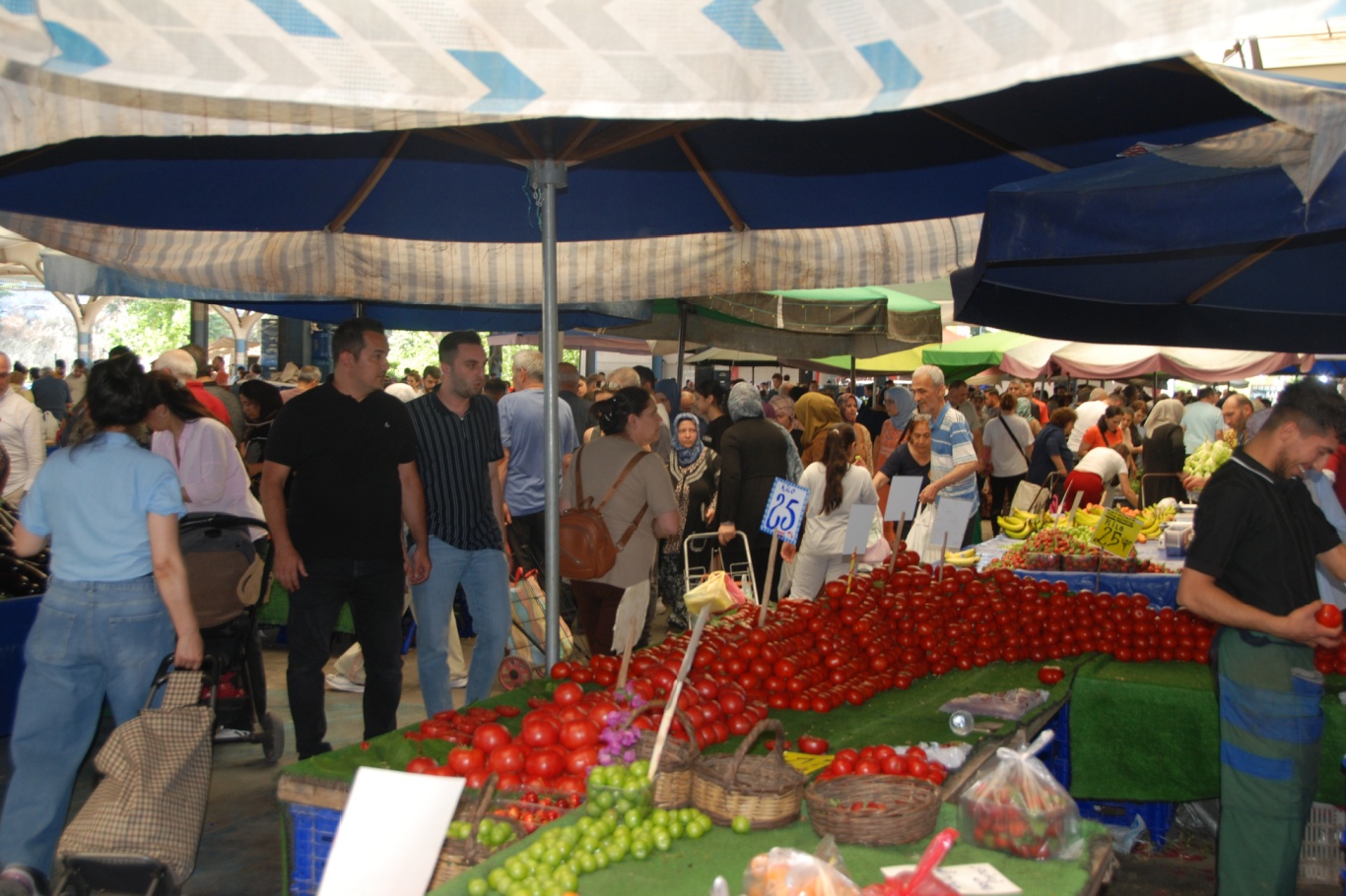 Pazarcı esnafı: Vatandaş temel ihtiyaçlarını alıp çıkıyor