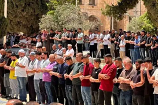 60 hezar Filistînî nimêja înê li Mescîda Eqsayê kirin