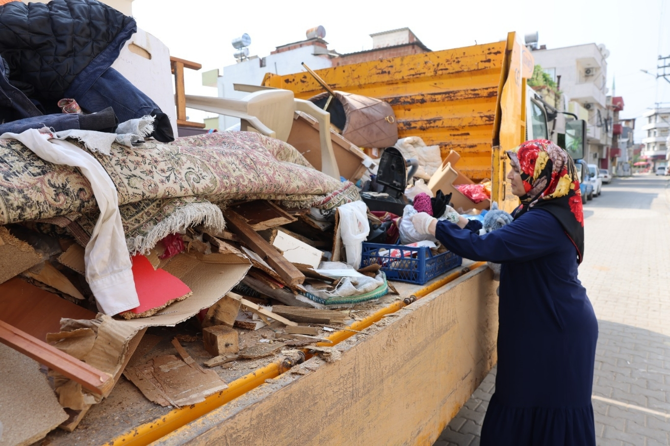 Engelli vatandaşın evinde temizlik ve tahliye çalışması yapıldı
