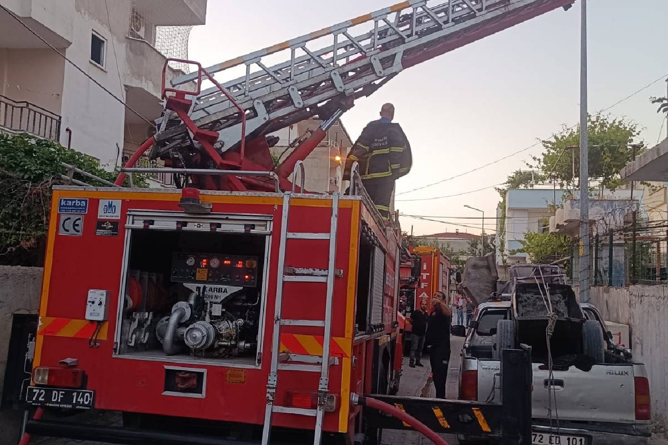 Batman'da iki katlı evin damındaki odunlukta yangın