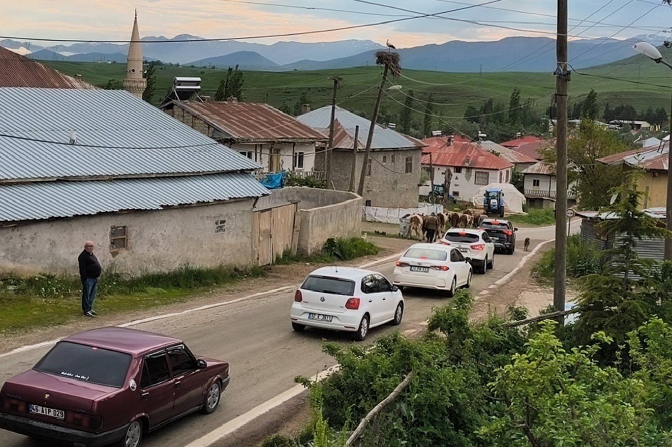 Adana'da mahalle içinden geçen yol için vatandaşlardan çevre yolu talebi