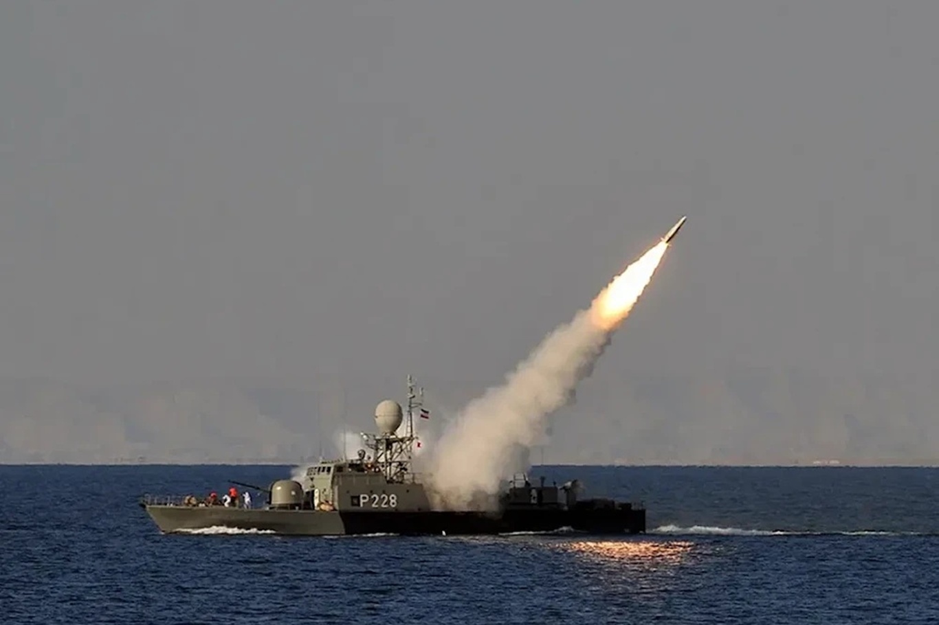 Iranian Navy forces US destroyers to withdraw from Gulf of Oman