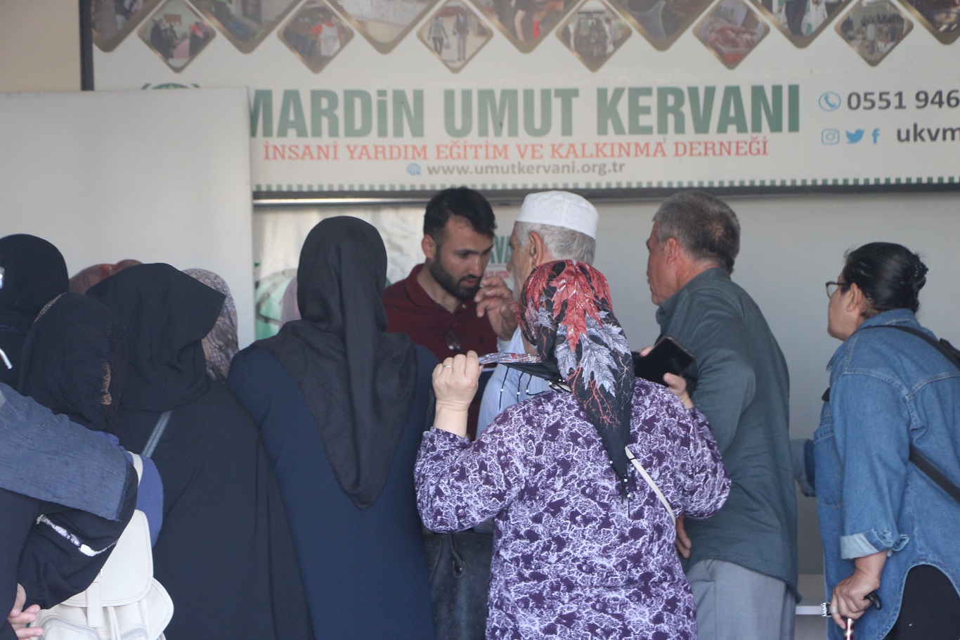 Umut Kervanı Mardin'de yüzlerce aileye et dağıtımında bulundu
