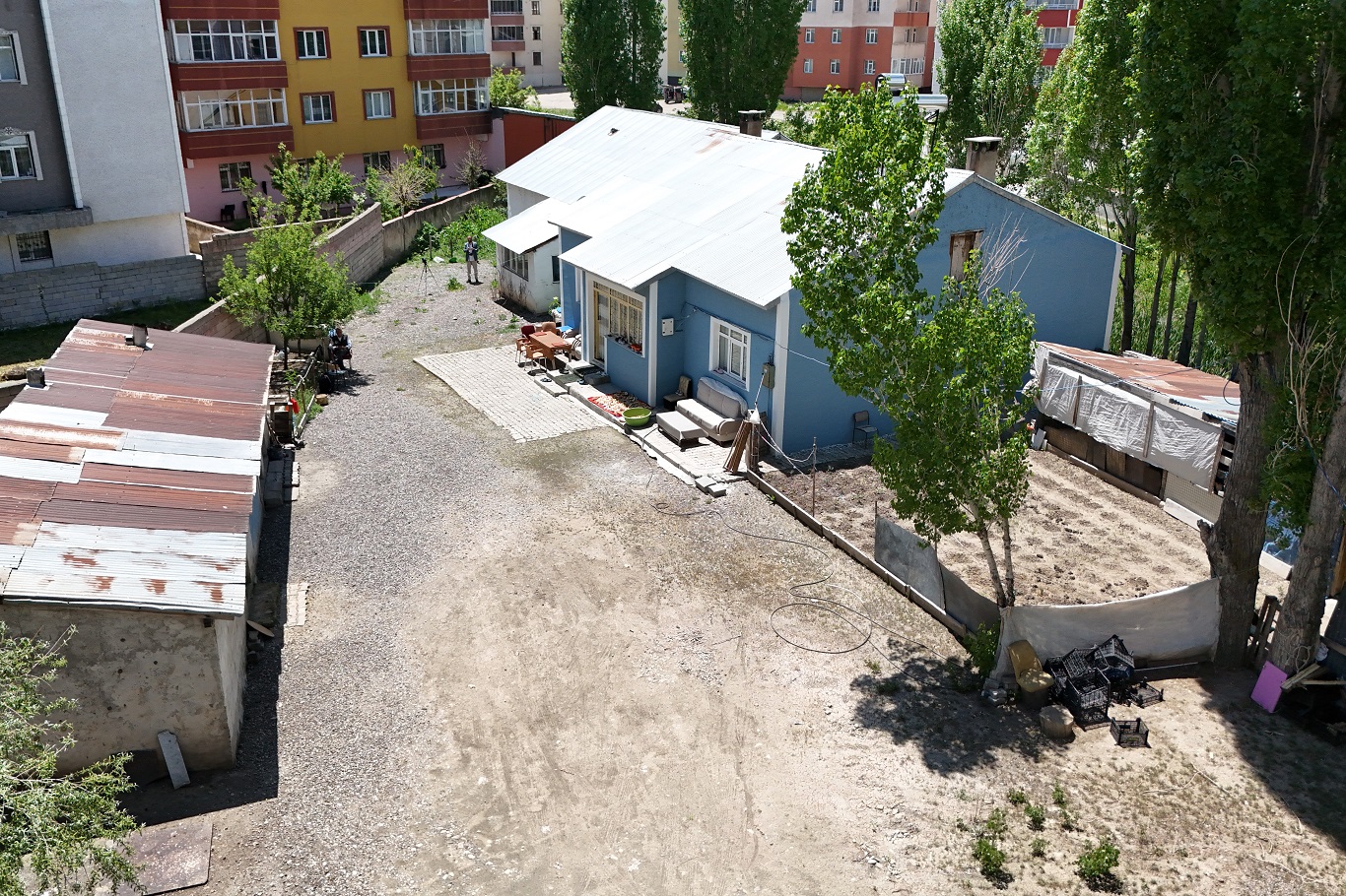 Lüks sitelerin arasında bir köy hayatı şehrin göbeğinde 40 yıllık doğa hayatı