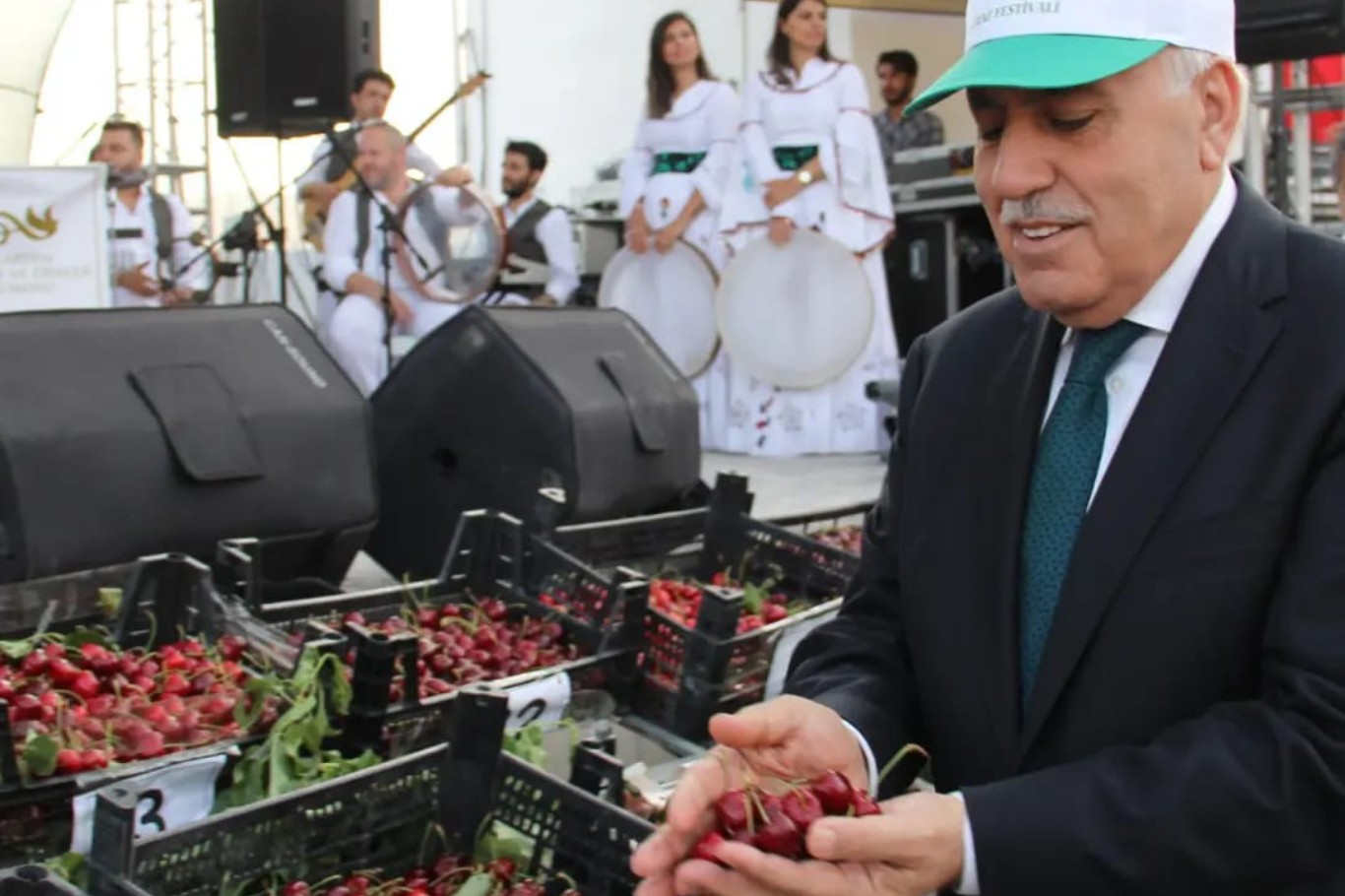 Mardin'de belediyenin kaynaklarıyla gençliği ifsada sürükleyen "Kiraz Festivali"ne tepki