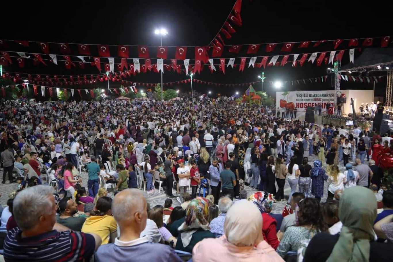 Mardin'de belediyenin kaynaklarıyla gençliği ifsada sürükleyen "Kiraz Festivali"ne tepki