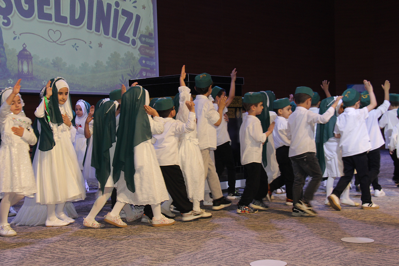 İkra Çocuk Kültür Merkezi'nin yıl sonu programı göz kamaştırdı