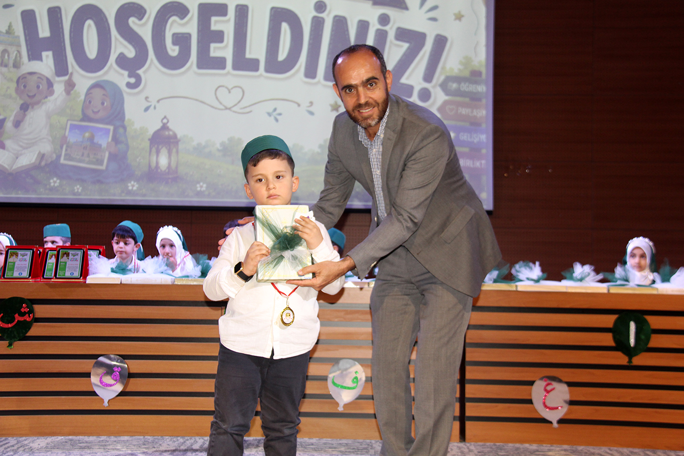 İkra Çocuk Kültür Merkezi'nin yıl sonu programı göz kamaştırdı