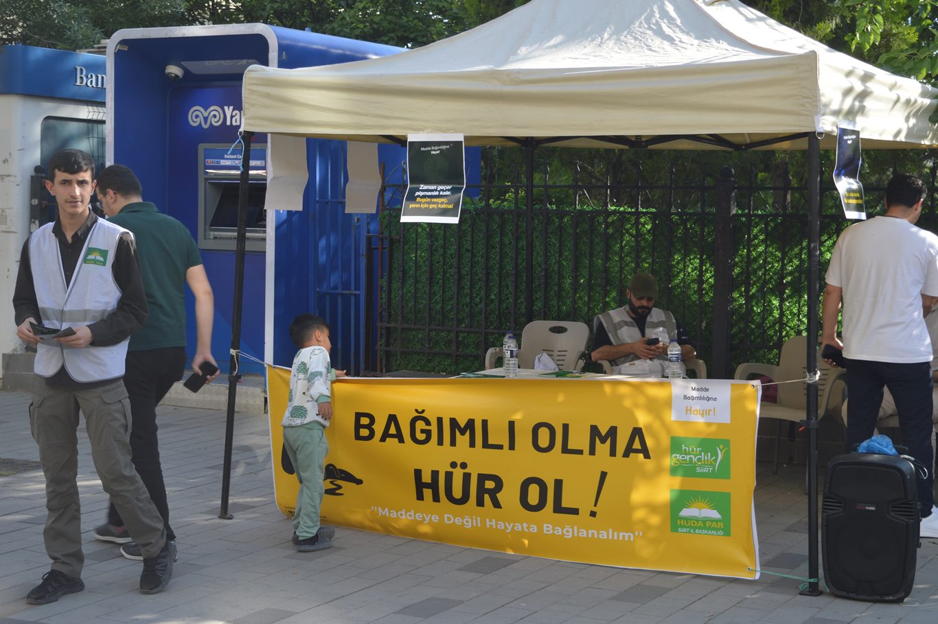 HÜDA PAR'dan uyuşturucuya karşı farkındalık standı: Bağımlı olma, hür ol