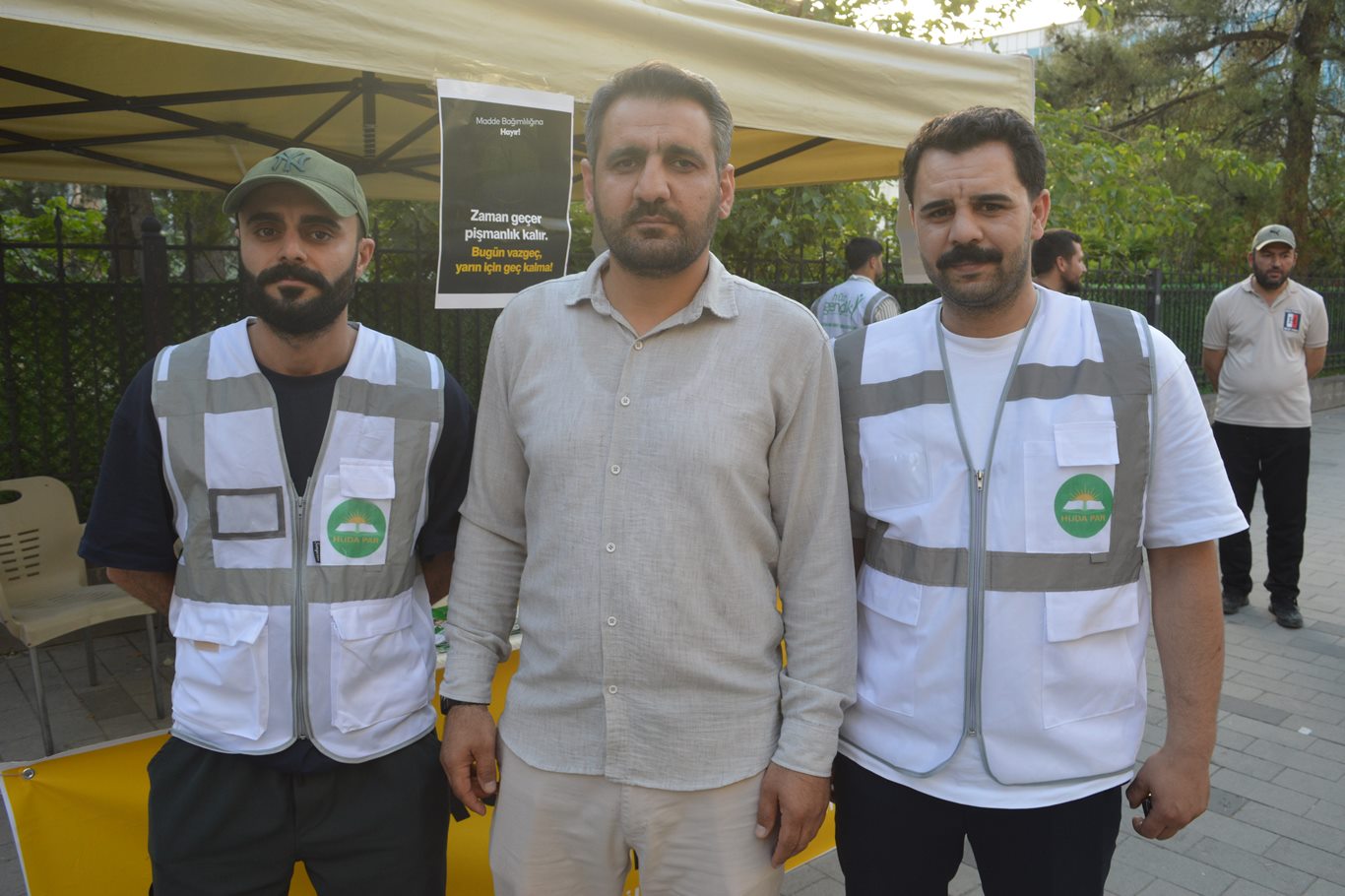 ortadaki Abdulhakim Tetik sağdaki gençlik kolları Cebrail Tetik