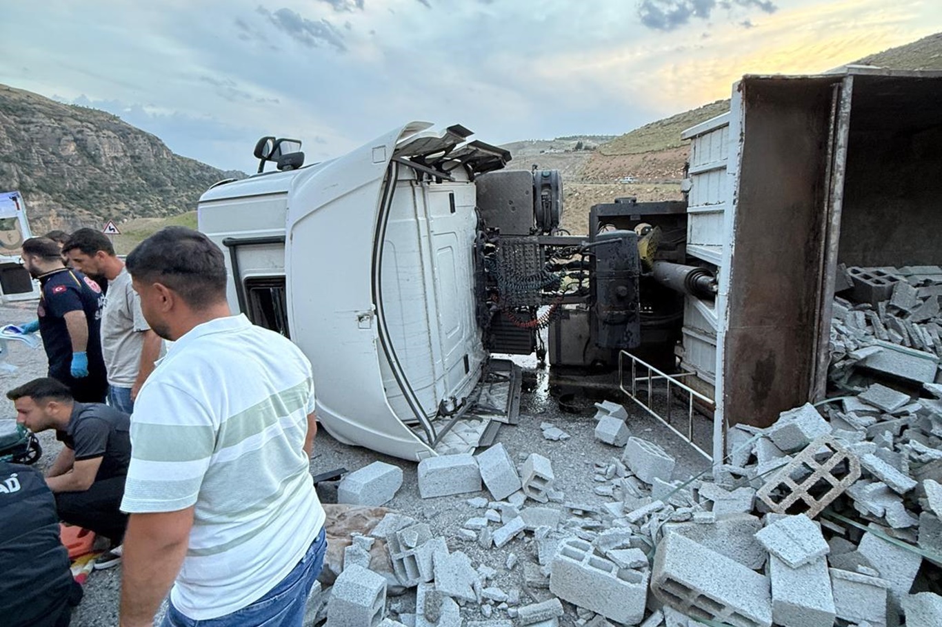 Siirt’te tır devrildi: Araçta sıkışan sürücü kurtarıldı
