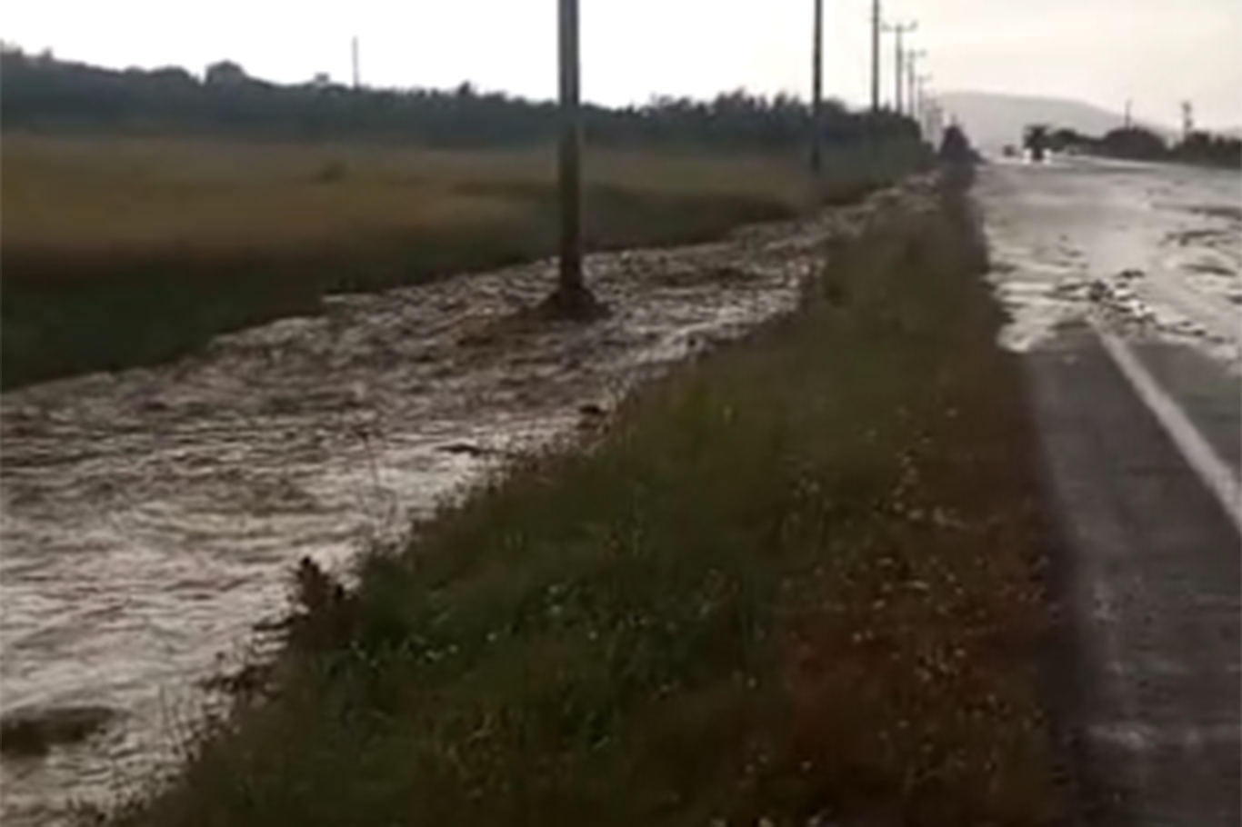 Elâzığ Kovancılar'da sel sonrası kapanan kara yolu trafiğe açıldı