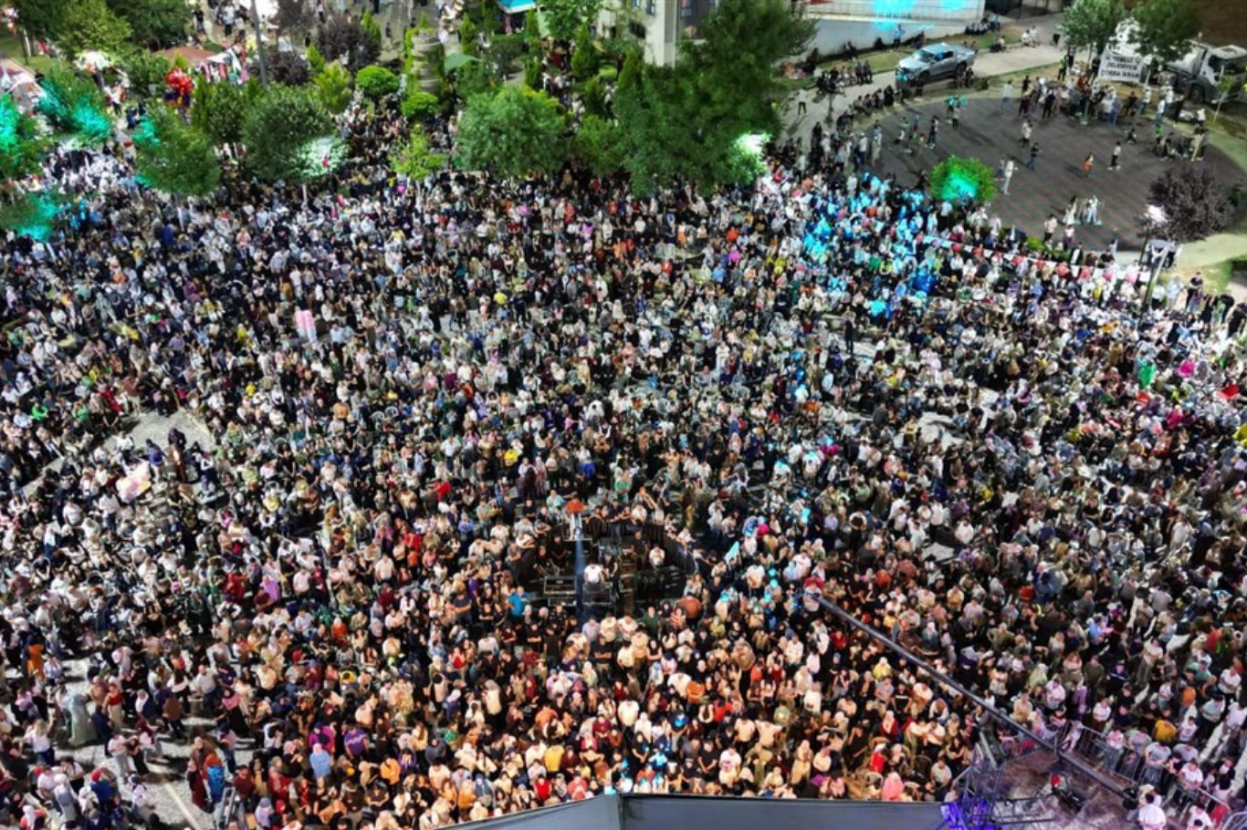 Mardin'de belediyenin kaynaklarıyla düzenlenen "Kiraz Festivali"ne tepkiler sürüyor