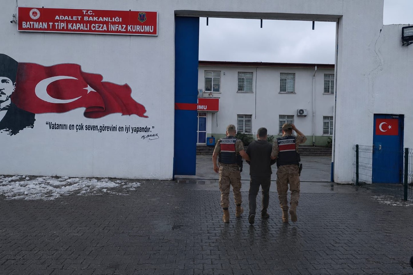 Batman'da iki ayrı operasyonda binlerce kök kenevir ele geçirildi
