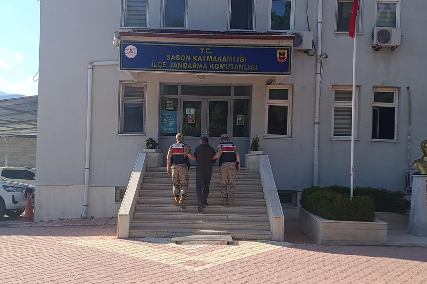 Batman'da iki ayrı operasyonda binlerce kök kenevir ele geçirildi