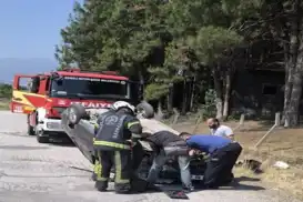 Takla atan araçta sıkışan çocuk itfaiye ekiplerince kurtarıldı