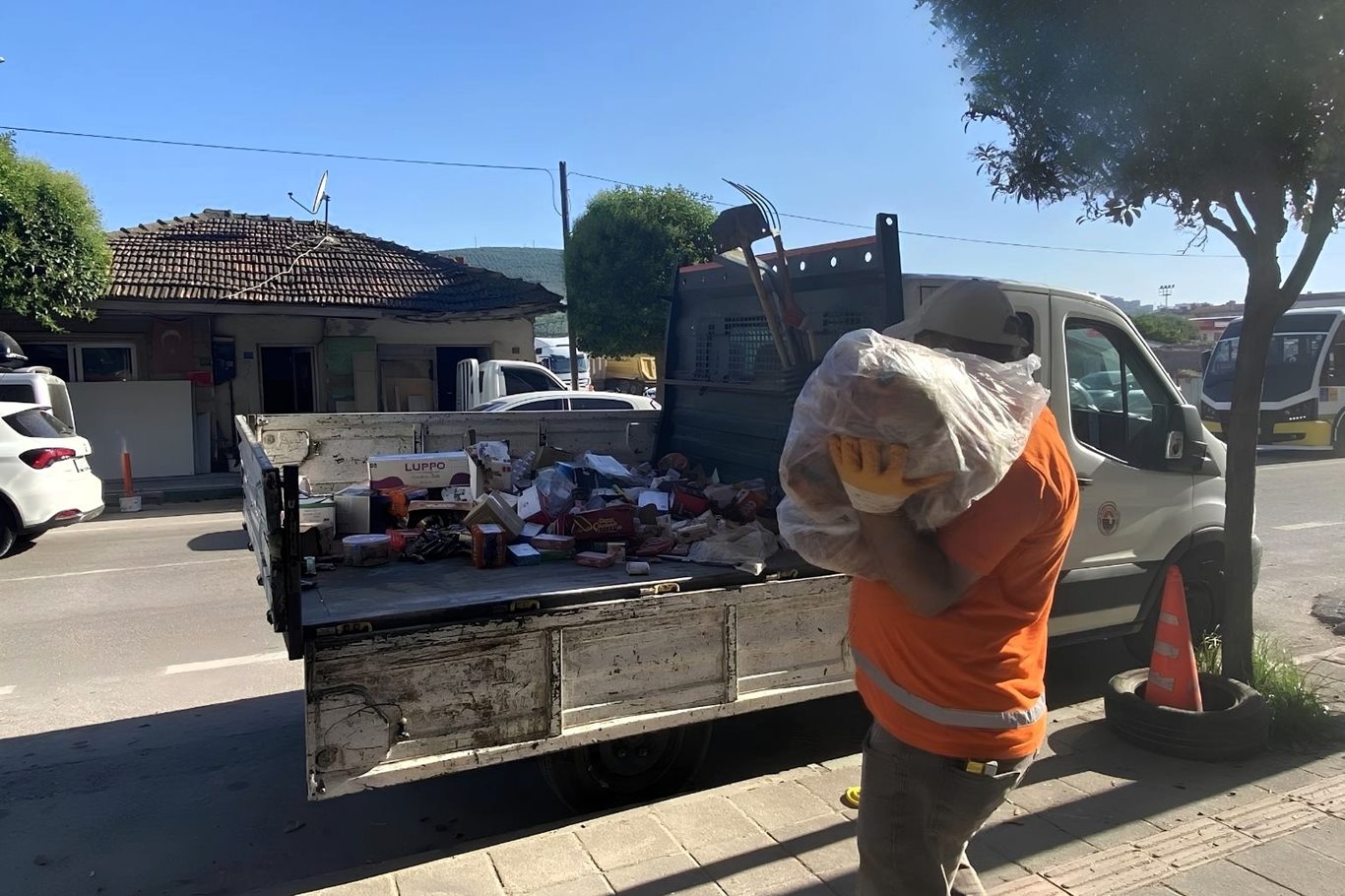 Bursa'da son kullanma tarihi geçmiş gıda deposuna baskın