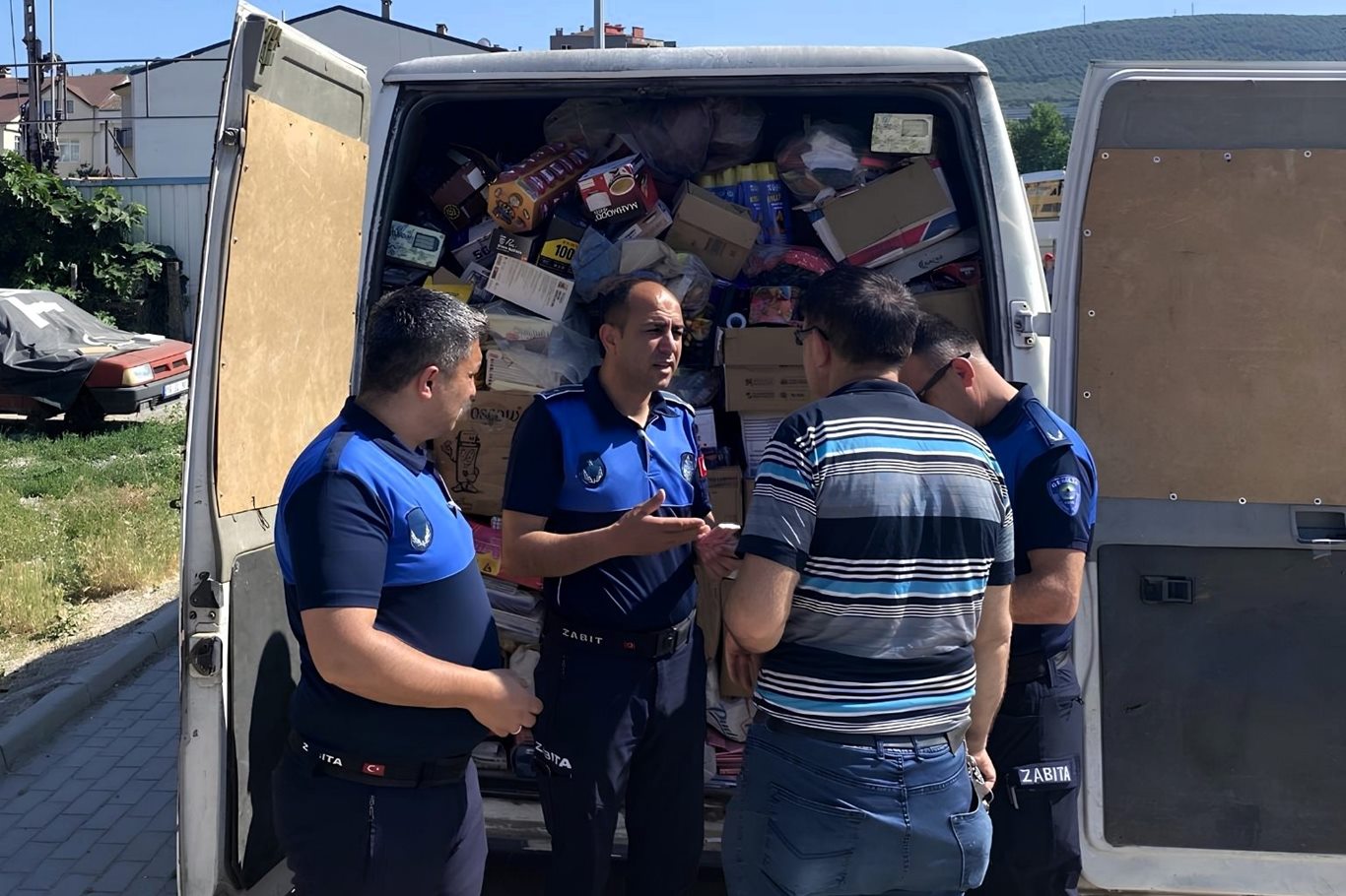 Bursa'da son kullanma tarihi geçmiş gıda deposuna baskın