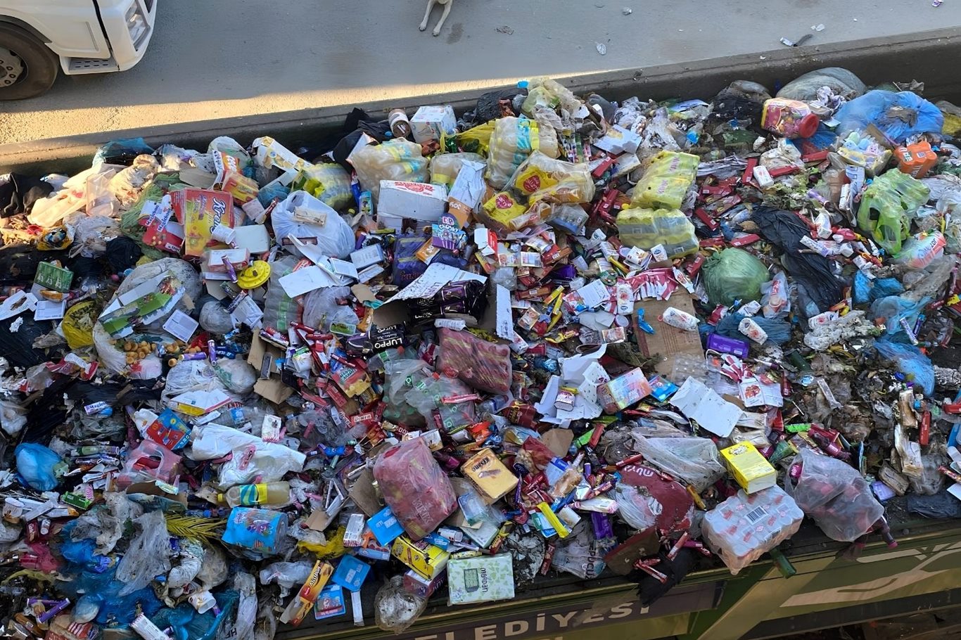 Bursa'da son kullanma tarihi geçmiş gıda deposuna baskın