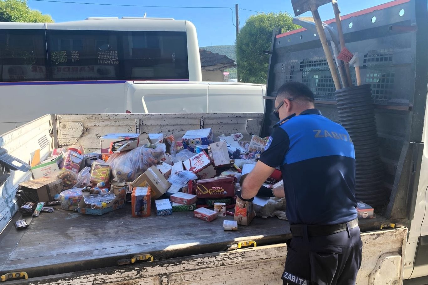 Bursa'da son kullanma tarihi geçmiş gıda deposuna baskın