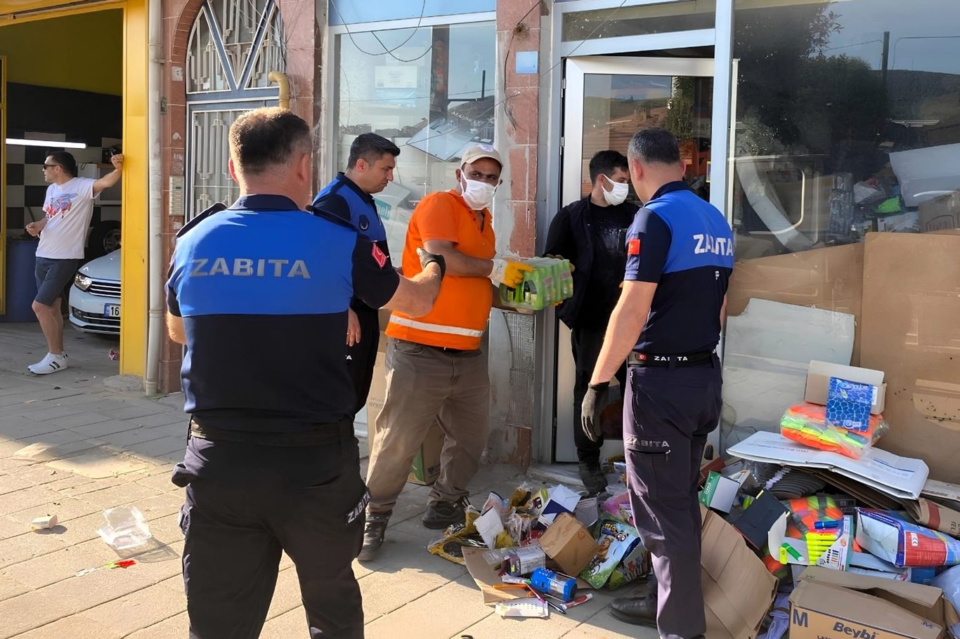 Bursa'da son kullanma tarihi geçmiş gıda deposuna baskın