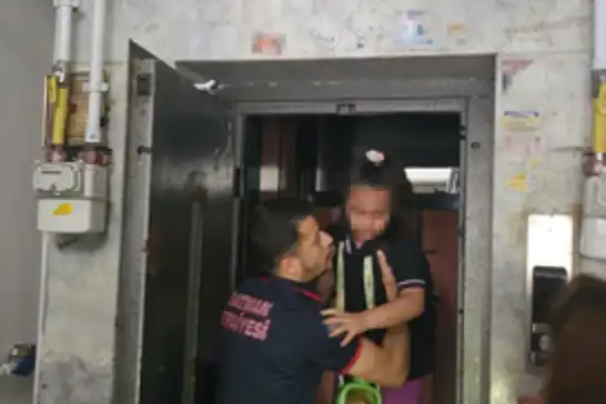 Asansörde mahsur kalan çocuk itfaiye ekipleri tarafından kurtarıldı