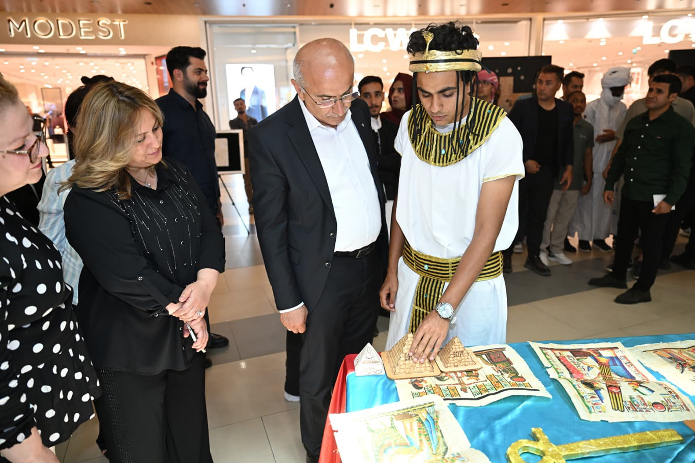 Büyükşehir Belediyesinin kurslarında eğitim alan uluslararası öğrencilerin eserleri sergilendi