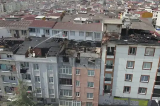 Esenyurt'ta 4 binaya sıçrayan çatı yangını kontrol altına alındı