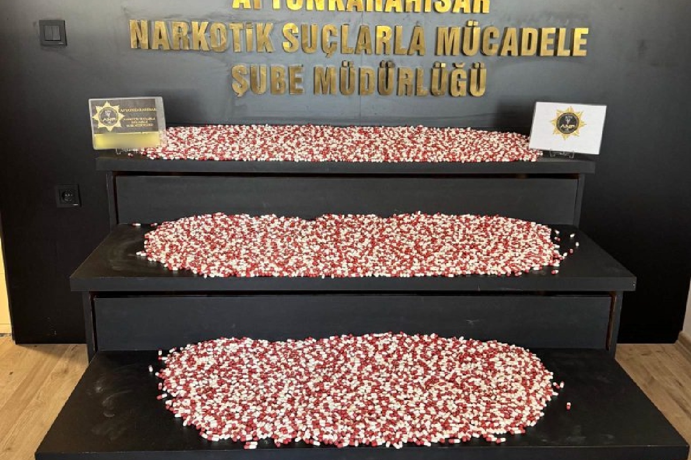 Afyonkarahisar'da şüpheli kargoda 16 bin sentetik ecza yakalandı