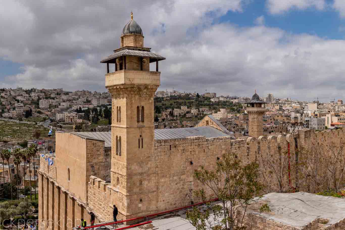 Hebron governor: Israeli roof construction threatens Ibrahimi Mosque heritage