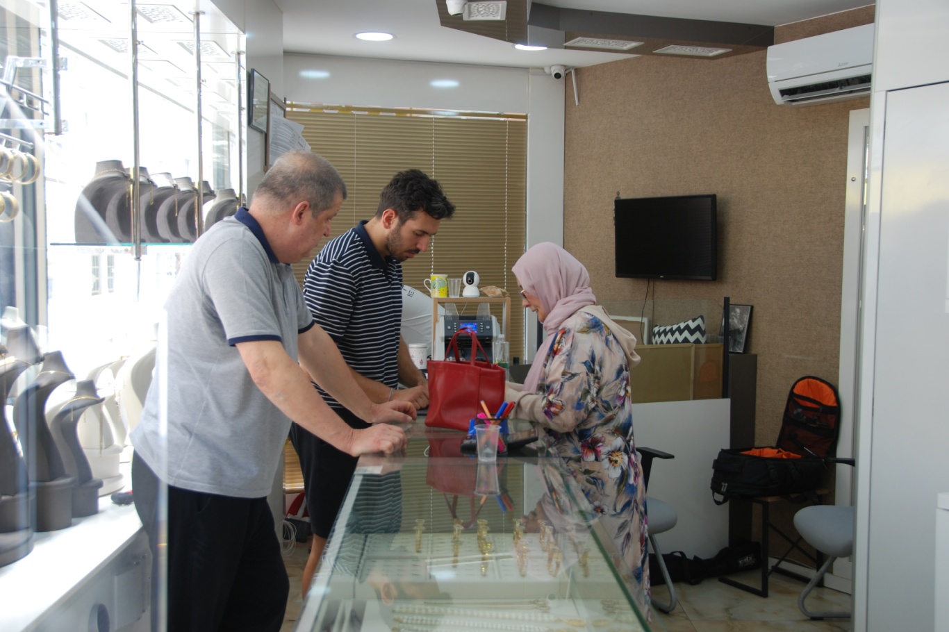Altındaki düşüş alımı yavaşlattı: Kuyumculardan sahte altın uyarısı