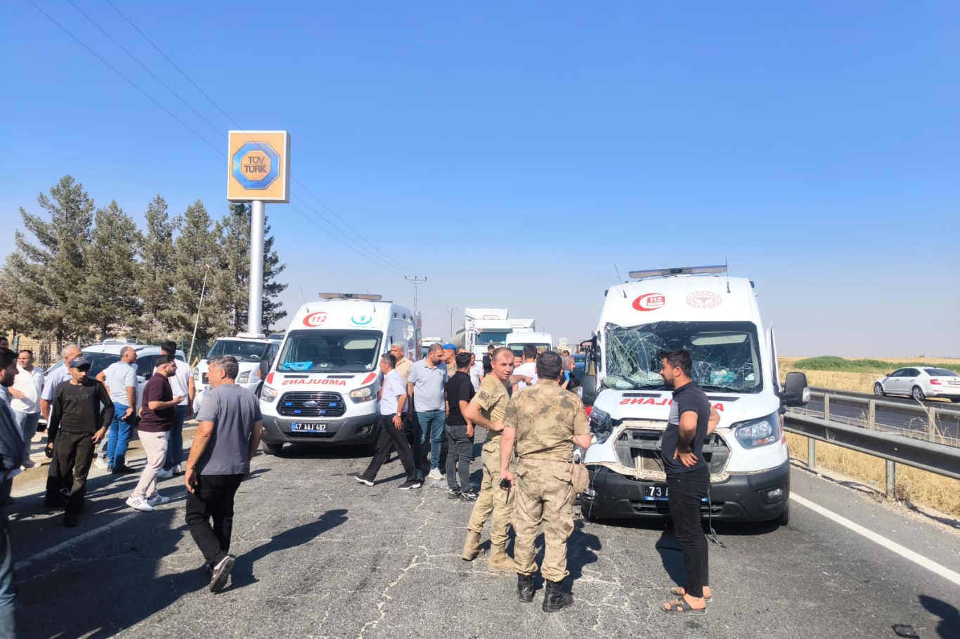Mardin'de tır ile ambulans çarpıştı: 2'si sağlık personeli 3 yaralı