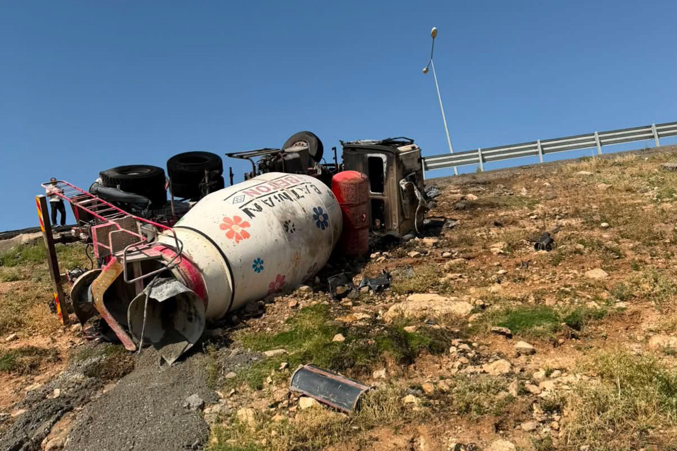 Diyarbakır'da beton mikseri şarampole devrildi: Sürücü atlayarak kurtuldu